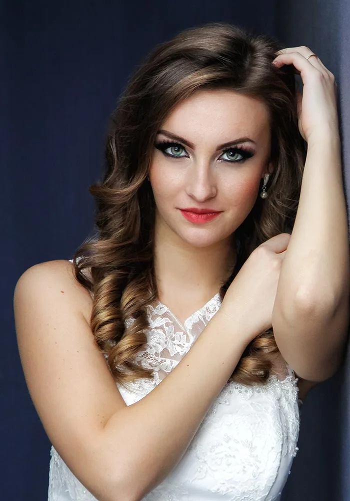 Braut mit fertigem Make-up
