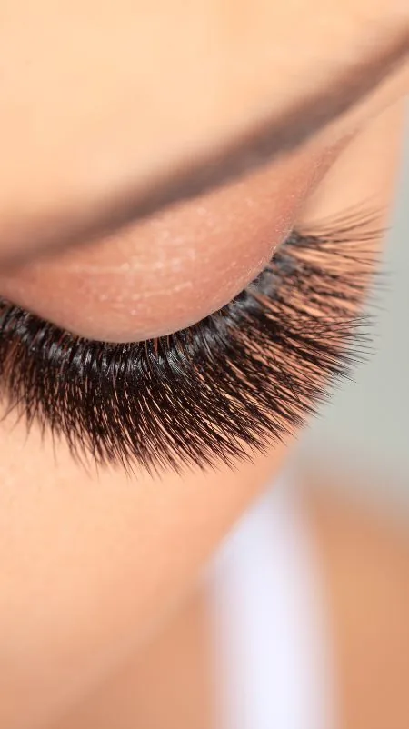 Wimpern, Brauen und Make-up